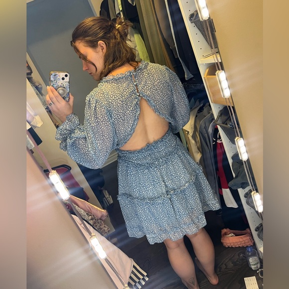 Blue long sleeve patterned dress with open back - Picture 2 of 4